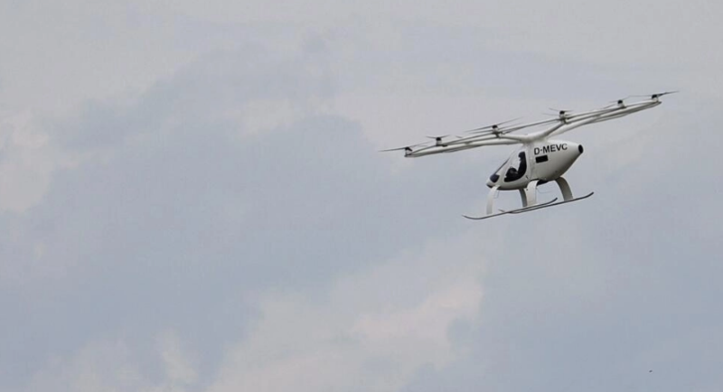 El taxi volador "VoloCity" se ve volando durante una demostración en el aeropuerto de París-Le Bourget, el 20 de junio de 2023.
