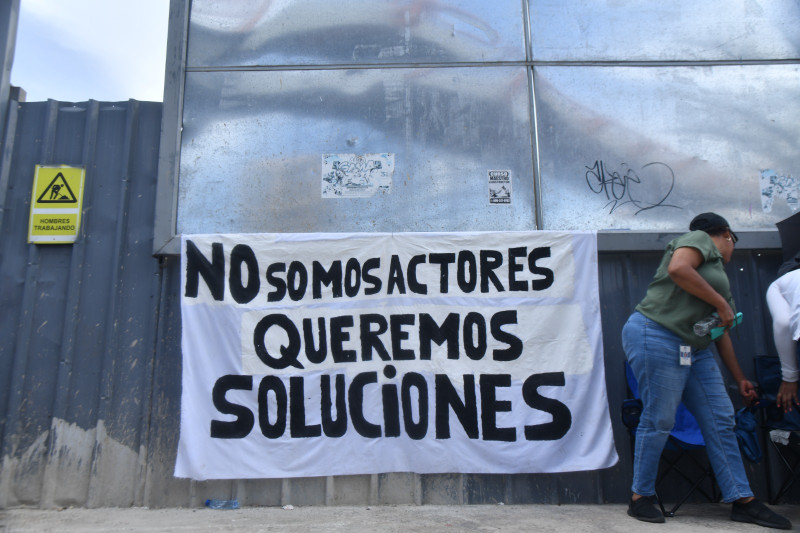 Los manifestantes sostuvieron carteles alusivos a la búsqueda de soluciones ante la Opret