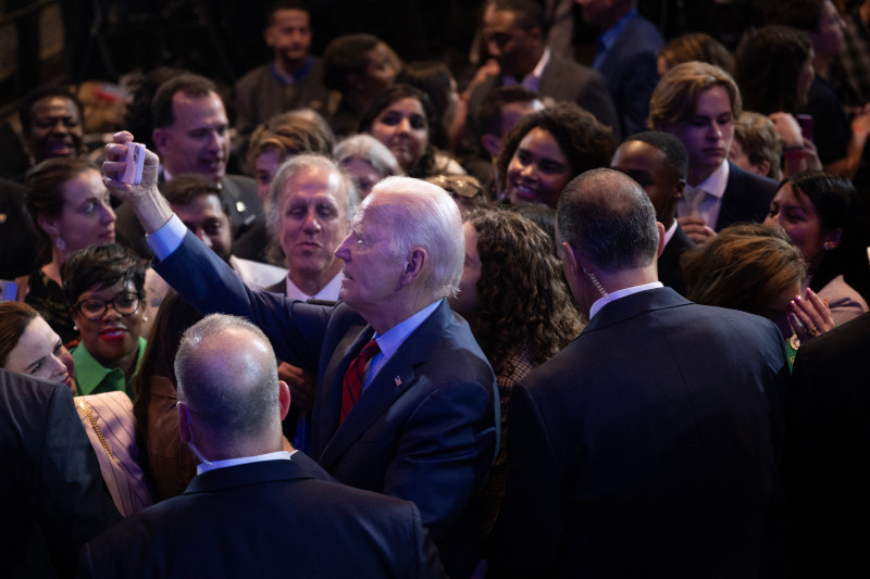 El presidente de Estados Unidos, Joe Biden, se toma una selfie con seguidores ante s hablar en una actividad sobre derechos reproductivos, en Washington DC.