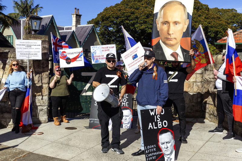 Activistas pro-Rusia y pro-Vladimir Putin se manifiestan frente a Kirribilli House, una residencia oficial del primer ministro de Australia, Anthony Albanese, en Sydney.