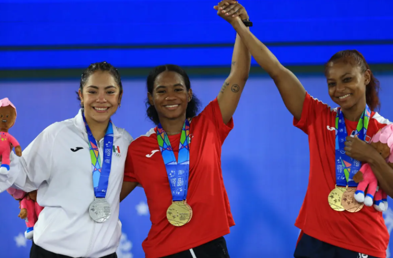 República Dominicana celebró dos oros y dos bronces con sus pesistas Beatriz Pirón y Dahiana Ortiz en la categoría de 49 kilos.