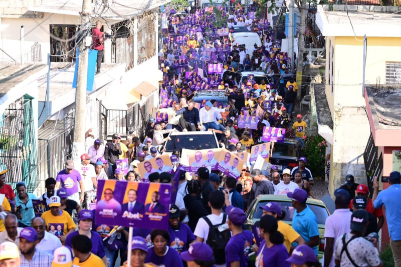 Abel Martínez recorrió las calles de Santo Domingo Norte en la continuación de su campaña política