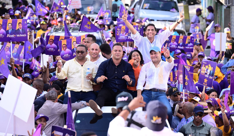 El candidato del PLD, Abel Martínez, en compañía de la dirigencia de Santo Domingo Norte.