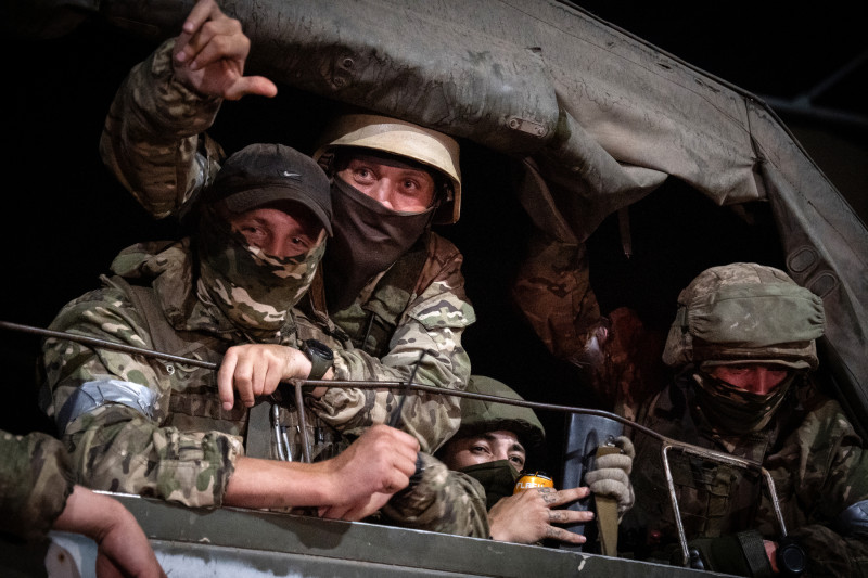 Miembros del grupo Wagner miran desde un vehículo militar en Rostov-on-Don a última hora del 24 de junio de 2023.