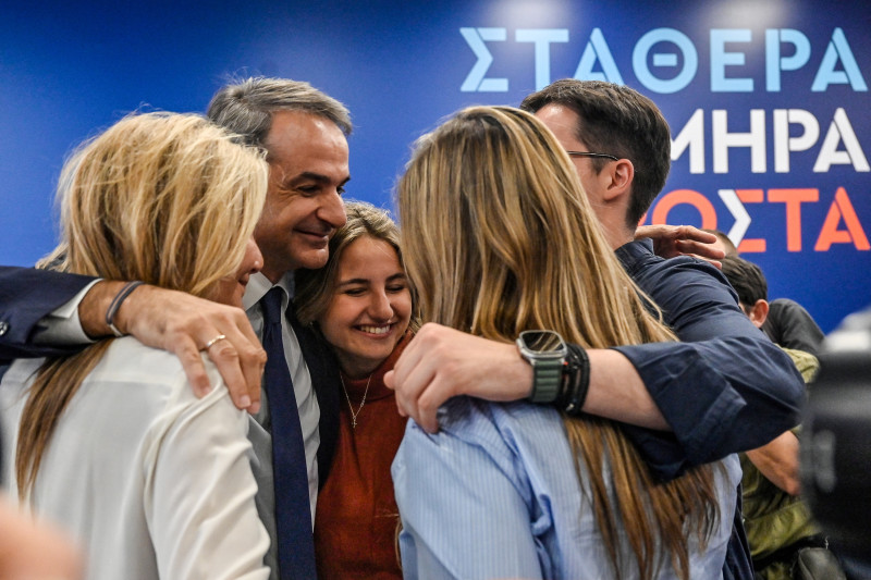 El conservador Kyriakos Mitsotakis reacciona junto a su familia luego de ganar las elecciones en Grecia.
