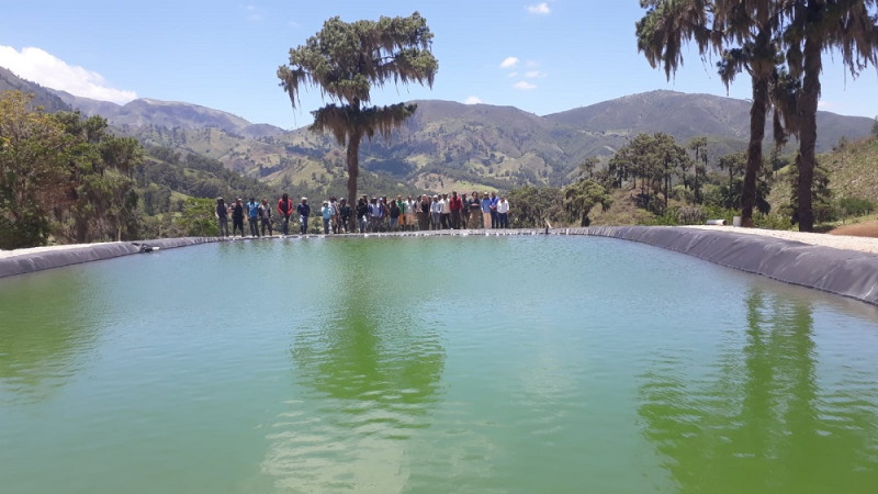 Laguna en Río Arriba del Sur de almacenamiento de agua para riego