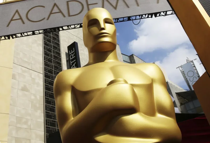 Una estatua de los Oscar aparece fuera del Teatro Dolby.