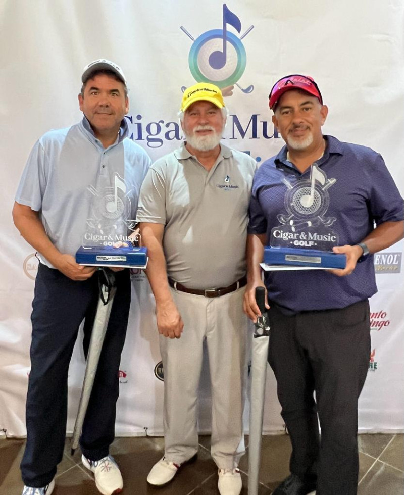 Leo Pérez y Oscar Rodríguez reciben sus trofeos como mejores jugadores del evento. Entrega Iván Fernández (al centro).