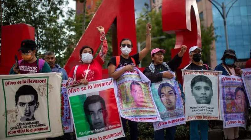 Cientos de personas protestan por la desaparición de los 43 estudiantes de Ayotzinapa en la Ciudad de México (México).