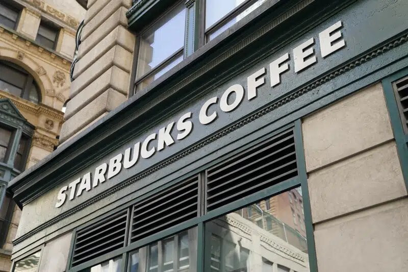 Un letrero de Starbucks sobre una tienda de Manhattan, Nueva York, el martes 13 de junio de 2023.