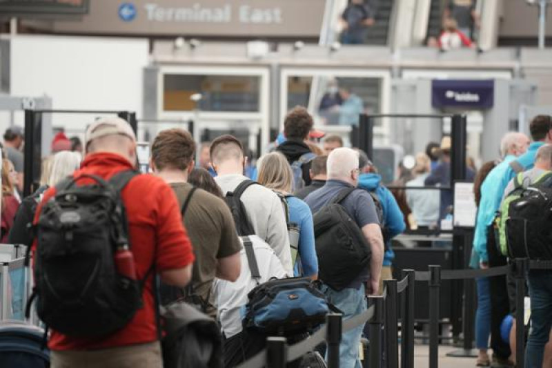 Viajeros forman una fila en la terminal principal del Aeropuerto Internacional de Denver, el 26 de mayo del 2022.