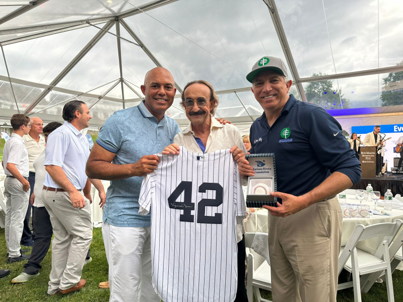 Mariano Rivera y el doctor Ramón Tallaj, entregan el célebre maestro argentino Raúl Di Blasio, una camiseta (#42) y una pelota de béisbol, ambas prendas firmadas por Mariano Rivera.