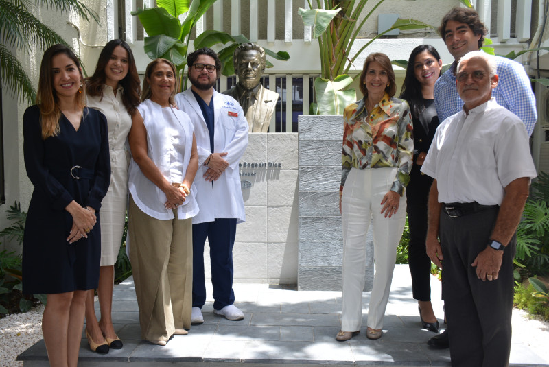 Esposa, hijos y nietos del doctor Bogaert junto al busto en su honor