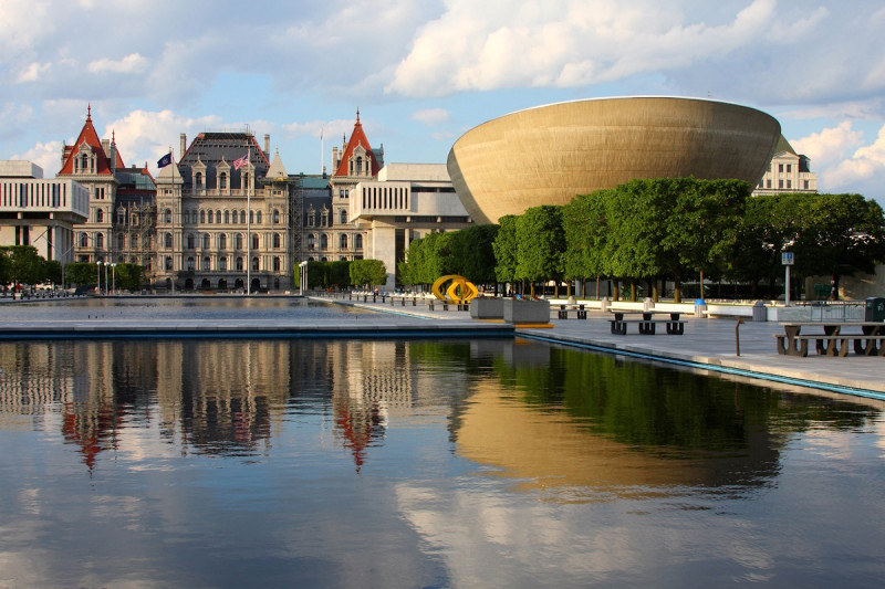 El Capitolio (izquierda) y The Egg, un centro para artes y entretenimiento, en Albany.