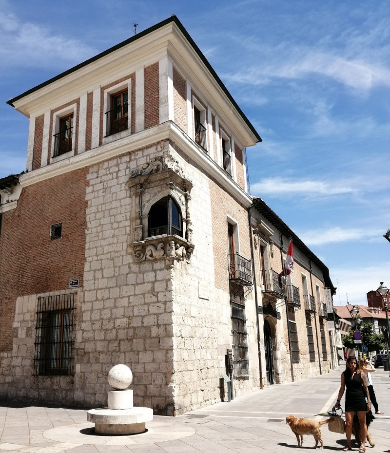 Ventana esquinada y torreón en Palacio de Pimentel, Valladolid.
