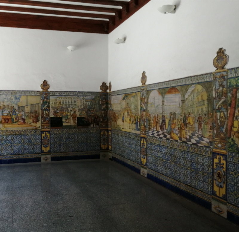 Zaguán con azulejos Talaveranos en el Palacio de Pimentel.