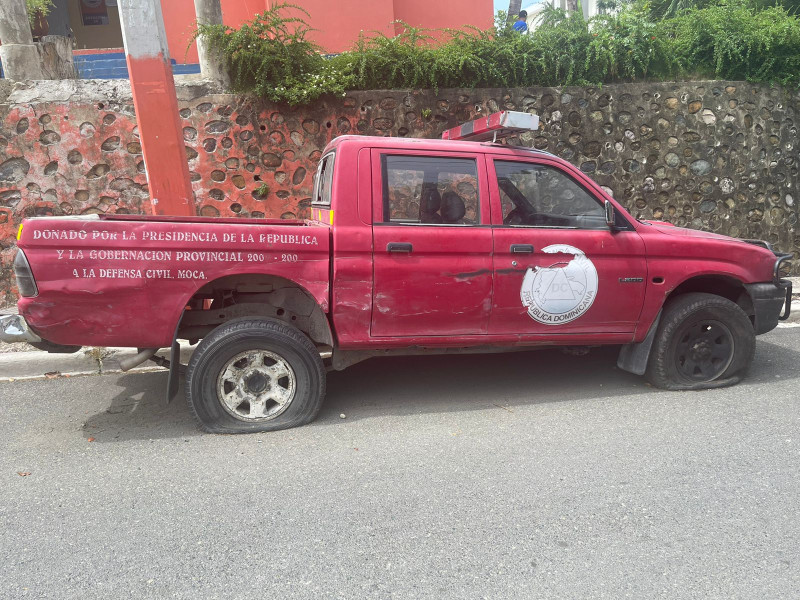 Una camioneta dañada de la Defensa Civil de Moca.