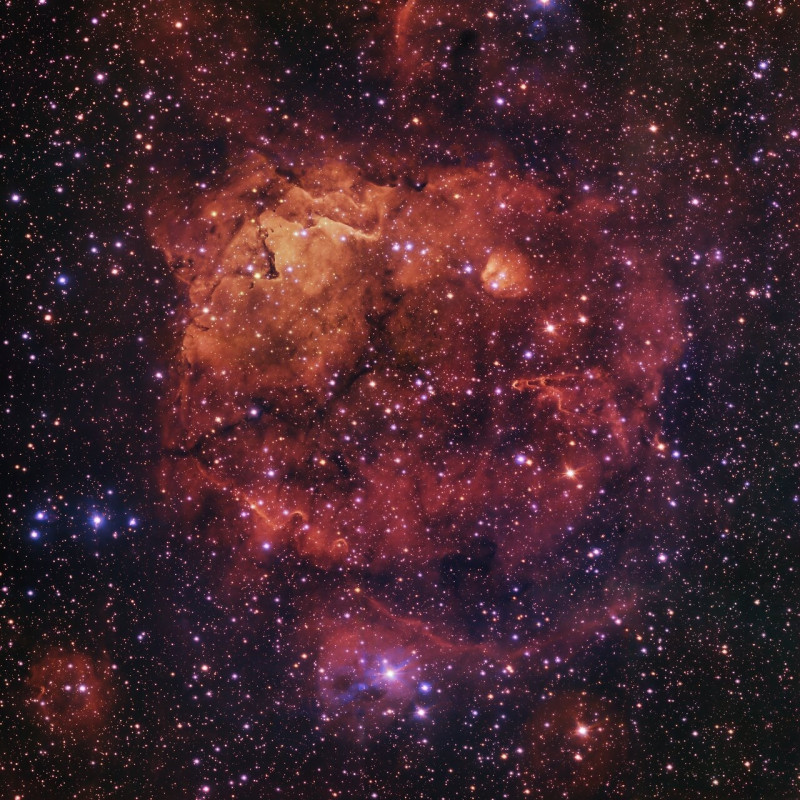 Esta imagen espectacular de la nebulosa Sh2-284 ha sido capturada con gran detalle por el VLT Survey Telescope en el Observatorio Paranal de ESO. Sh2-284 es una región de formación estelar, y en su centro hay un cúmulo de estrellas jóvenes, denominado Dolidze 25.
