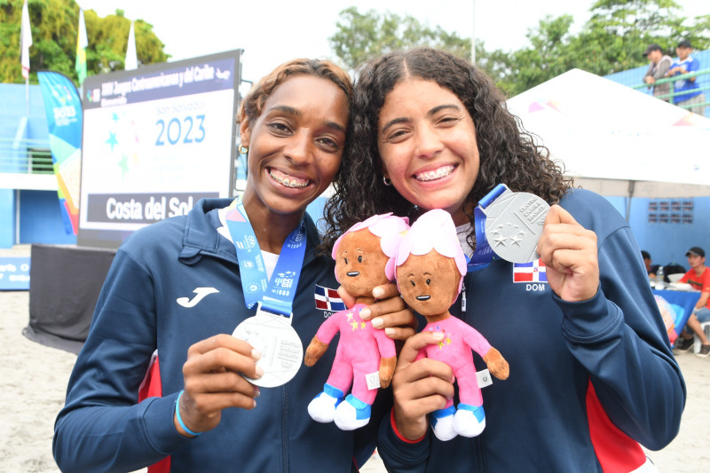 Las bellas jugadoras Julibeth Payano y Bethania Almánzar posan con sus medallas plateadas en San Salvador.
