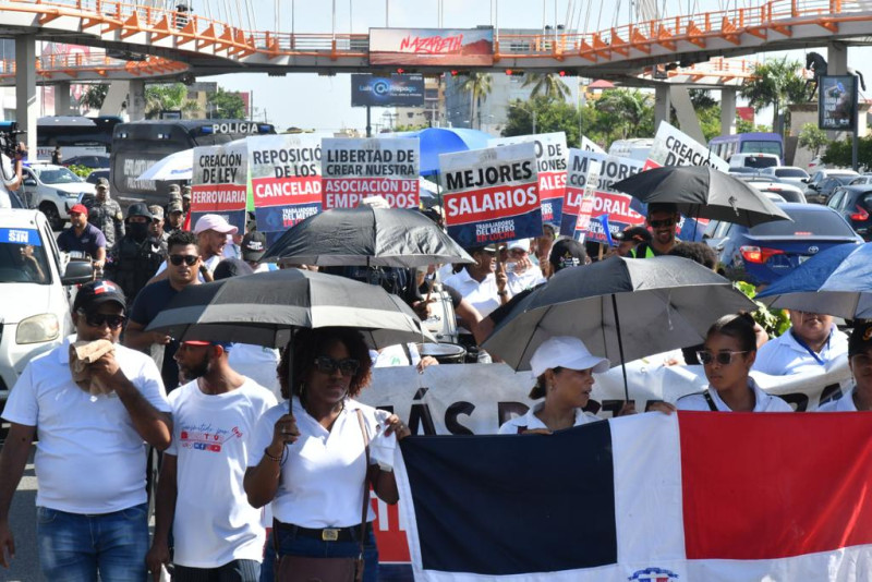 Trabajadores activos y desvinculados del Metro marchan hacia el Palacio Nacional con  con la intención de ser recibidos por Luis Abinader