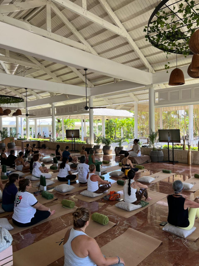 Sesión de yoga en un hotel de la costa Este