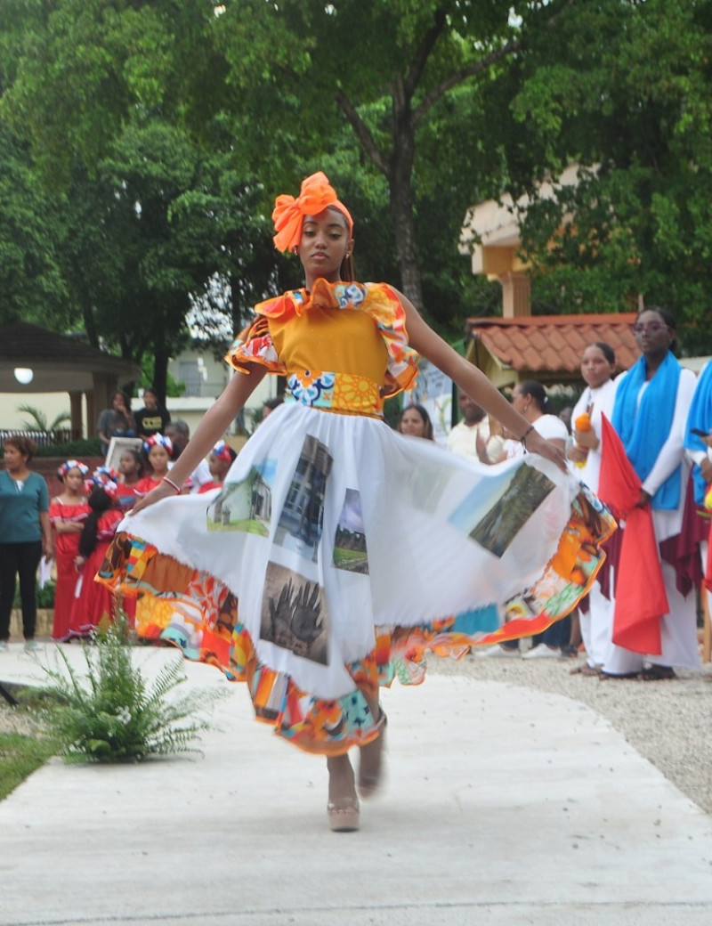 Una modelo durante el desfile “Moda y cultura”, que mostró las creaciones de cinco diseñadores del municipio.