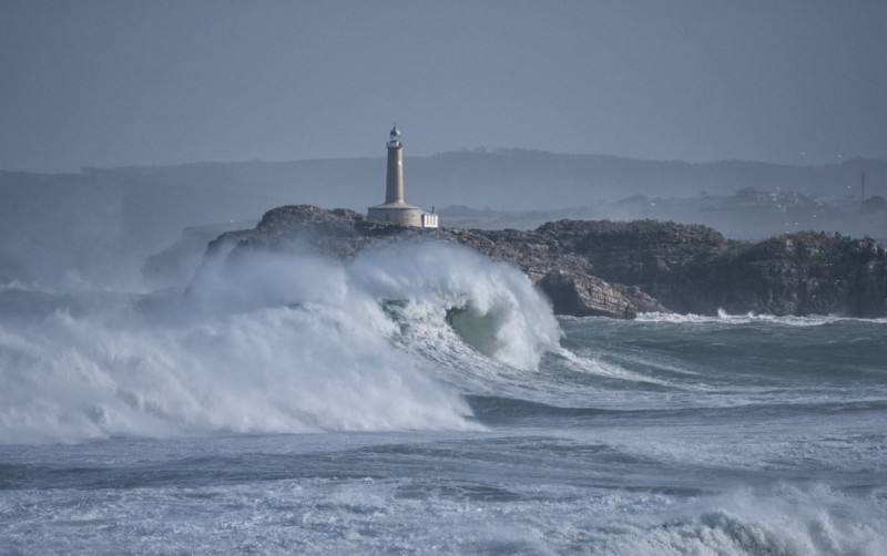 El calentamiento global aumenta la potencia de las olas, según un estudio.