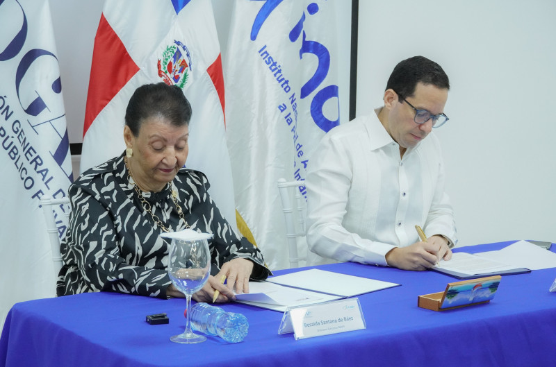 La directora ejecutiva de INAIPI, Besaida Manola Santana y el director ejecutivo de la DGAPP, Sigmund Freund, firman acuerdo