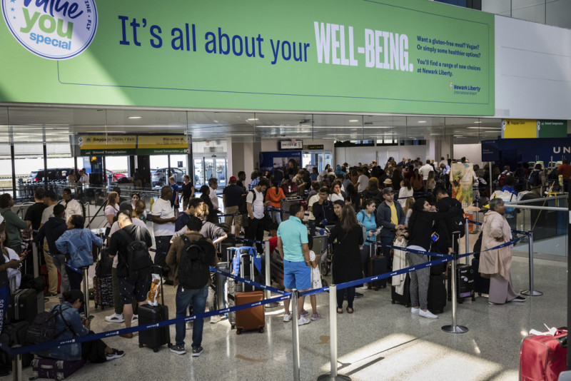 Viajeros con vuelos demorados esperan para registrarse en el mostrador de United Airlines, en la Terminal C del Aeropuerto Internacional de Newark, Nueva Jersey, el miércoles 28 de junio de 2023.