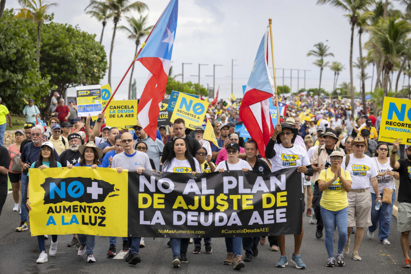 Una multitud se manifiesta contra una propuesta para aumentar el costo de la luz, el miércoles 28 de junio de 2023, en San Juan, Puerto Rico.