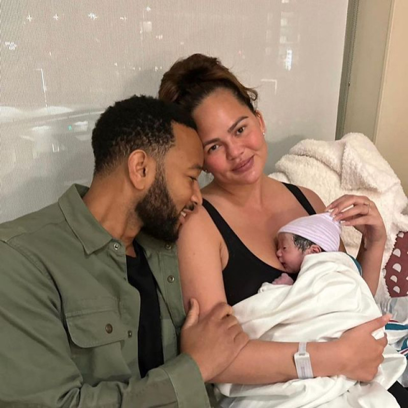 John Legend y Chrissy Teigen con su cuarto hijo