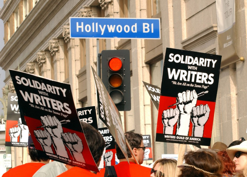 Esta foto del 20 de noviembre de 2007 muestra a manifestantes con pancartas durante la huelga del Sindicato de Guionistas de América de 2007-2008 en Hollywood.