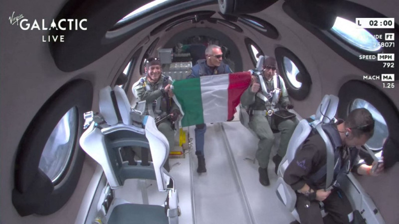 Esta imagen fija de un vídeo de Virgin Galactic muestra a miembros de la tripulación de la misión Galactic 01 de la Fuerza Aérea Italiana mostrando la bandera italiana mientras llegan al espacio durante el primer vuelo comercial desde Spaceport City en Nuevo México el 29 de junio de 2023.
