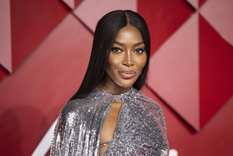 Sin ofrecer muchos detalles, Naomi Campbell dijo que se estrena como madre de un niño