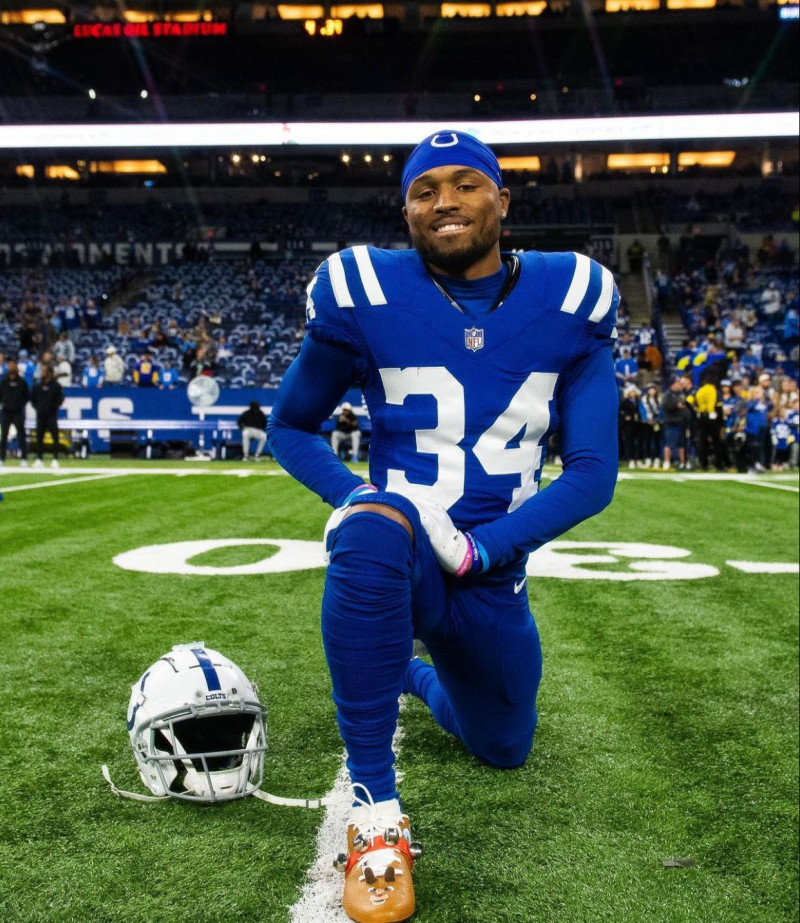 Isaiah Rodgers , jugador de fútbol americano.