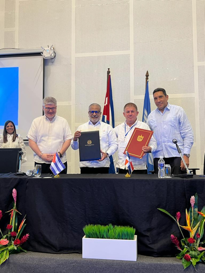 Los presidentes de la Junta de Aviación Civil (JAC), José Ernesto Marte Piantini, y del Instituto de Aeronáutica Civil de Cuba (IACC), Armando Luis Daniel López, firmaron el acuerdo en Varadero, Cuba.