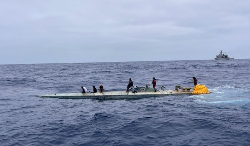 Marina asegura semisumergible con más de 3.5 toneladas de presunta cocaína en el Océano Pacífico.