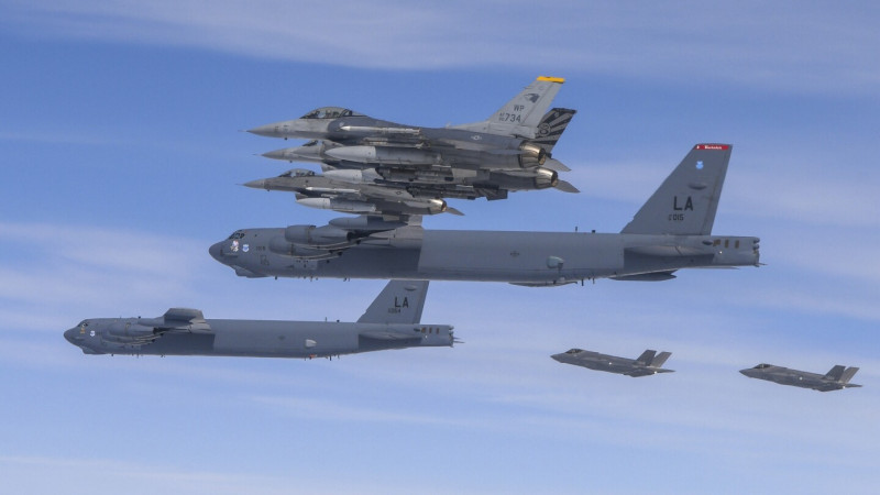 En esta foto distribuida por el Ministerio de Defensa surcoreano, bombarderos estadounidenses B-52H, centro, cazas F-16 y cazas F35-A de la fuerza aérea surcoreana sobrevuelan la península coreana durante un ejercicio conjunto, 14 de abril de 2023.