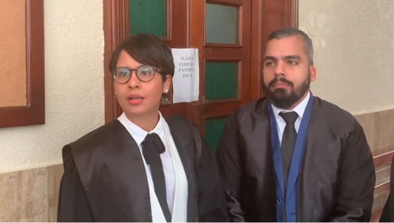 Los abogados del imputado, integrado por Emely Rodríguez y Luis Fonte.
