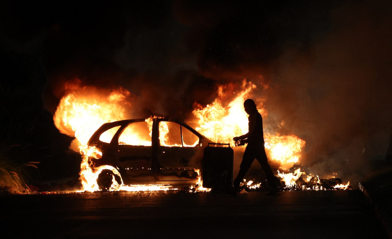 Unos 2,000 vehículos han sido incendiados durante las protestas en Francia.