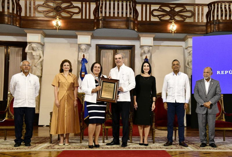 El presidente Luis Abinader, junto a la vicepresidenta, la primera dama, los ministros de la Presidencia y de Educación y el presidente de ADP, entrega los reconocimientos.