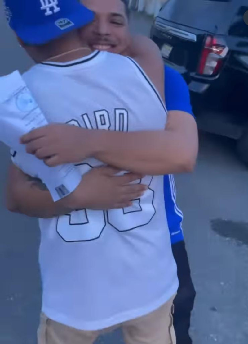 Bulova abrazando a su hermano, novio de la Perversa, tras salir de prisión