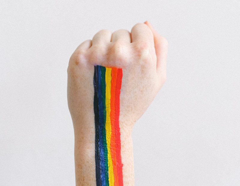 Persona con bandera LGBTQ dibujada en su mano
