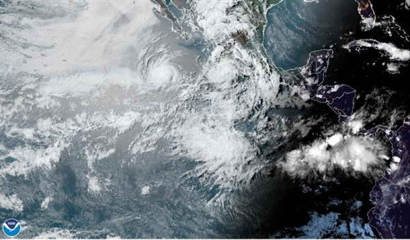 Fotografía satelital cedida hoy viernes por la Oficina Nacional de Administración Oceánica y Atmosférica (NOAA) de Estados Unidos donde se muestra la localización del huracán Beatriz cerca de la costa mexicana del Pacífico.