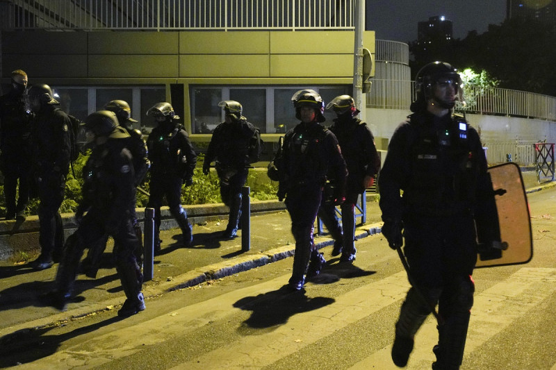 Oficiales de policía patrullan en Nanterre, en las afueras de París, Francia, el sábado 1 de julio de 2023.