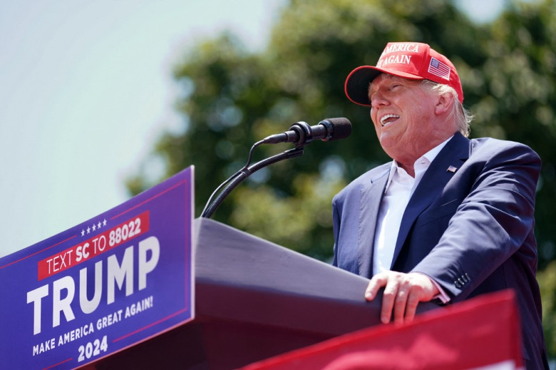 El expresidente de los Estados Unidos, Donald Trump, habla ante una multitud durante un evento de campaña el 1 de julio de 2023 en Pickens, Carolina del Sur.