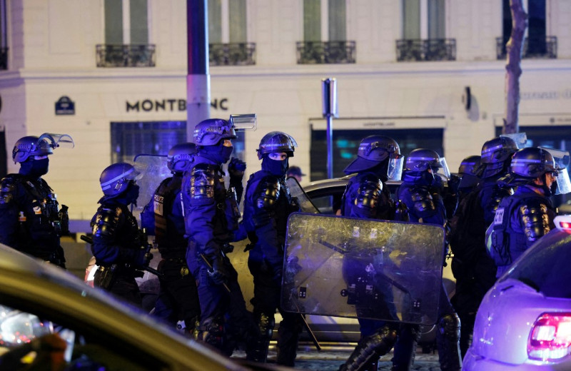 Policías franceses patrullan las calles de la zona de los Campos Elíseos de París el 1 de julio de 2023, cinco días después de que la policía matara a un joven de 17 años en Nanterre, un suburbio al oeste de París.