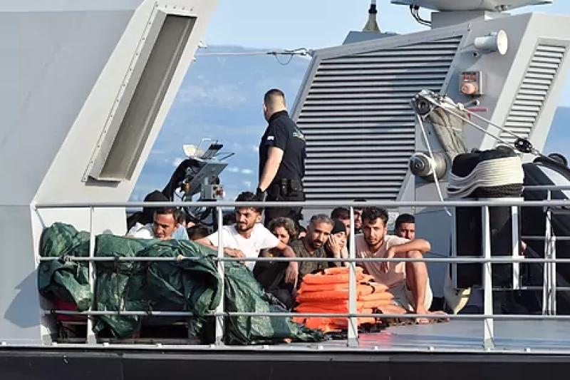 Migrantes rescatados del barco naufragado.