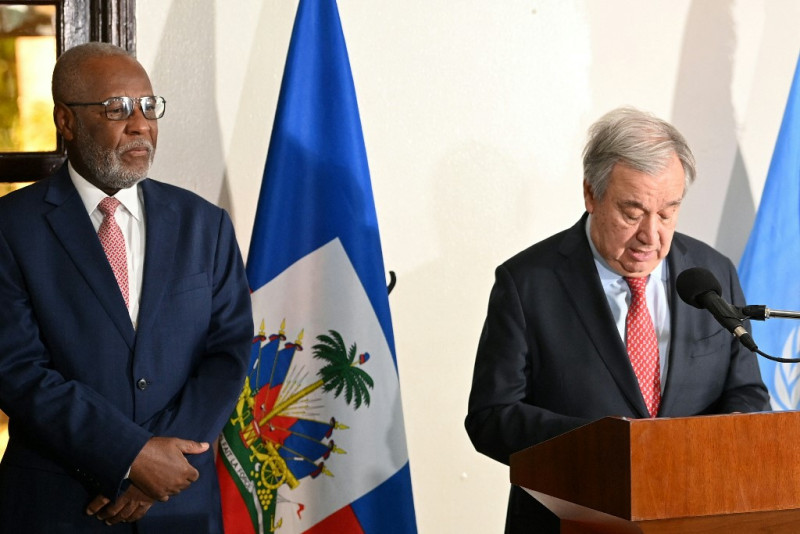 Jean Victor Geneus, Ministro de Relaciones Exteriores de Haití, observa cómo el Secretario General de la ONU, Antonio Guterres, habla durante una conferencia de prensa en Port-au-Prince el 1 de julio de 2023.