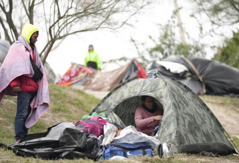 Migrantes Venezolanos se preparan para ser reubicados en albergue para refugiados.